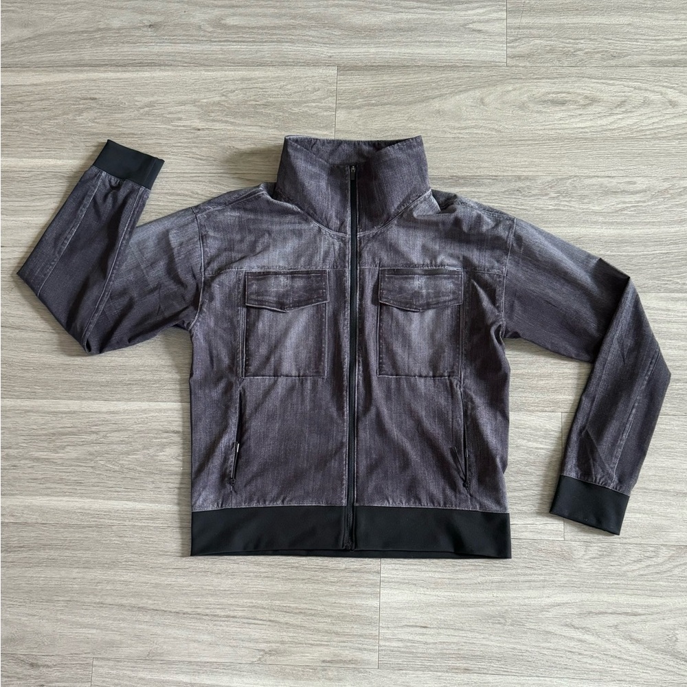 Lucy bomber style jacket in lightweight fabric. Denim color XS.